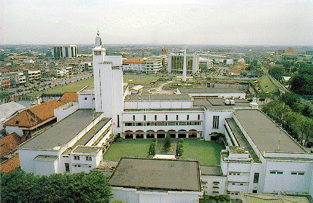 Titik Nol KM O Kota  Surabaya  Sejajar dengan Tugu Pahlawan