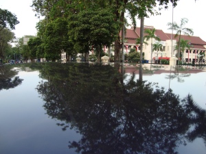 Air bak tergenang mengelilingi Balaikota Surabaya