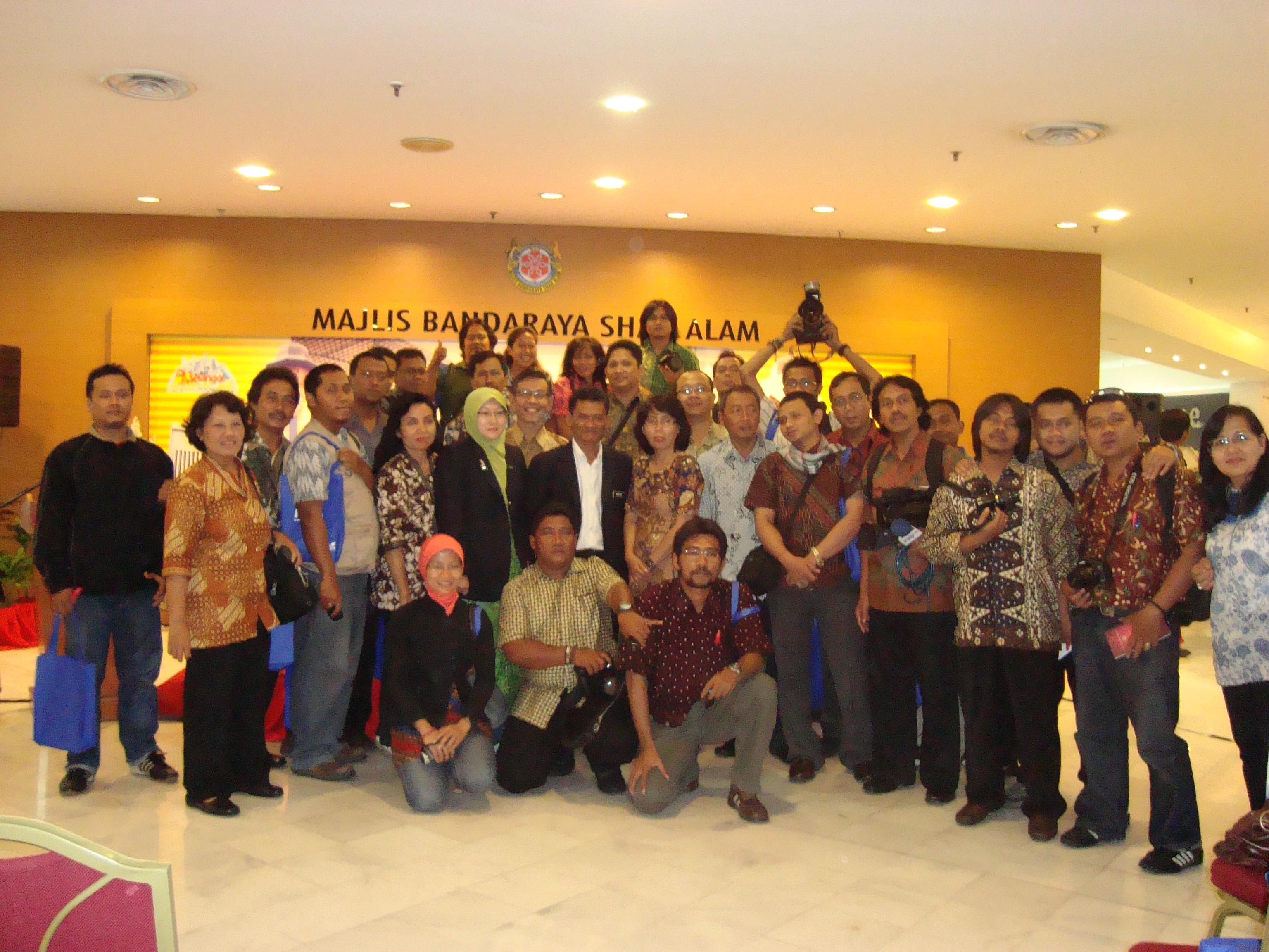 22 wartawan Surabaya foto bersama dengan pejabat kantor Majlis Bandaraya Shah Alam