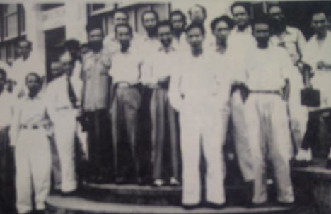 Para wartawan di Balai Wartawan PWI Surabaya yang pertama di Jalan Pahlawan 16-18 (sekarang sudah dibongkar dan dibangun Gedung Bapeprov Jatim)
