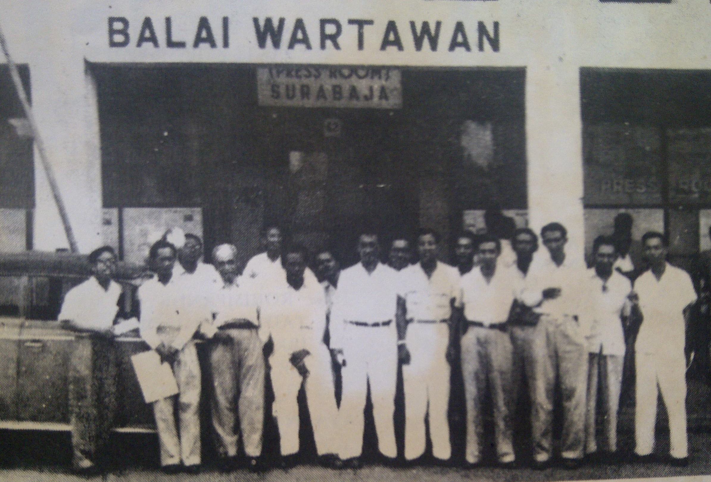 Para wartawan berdiri di depan Balai Wartawan PWI Surabaya tahun 1953